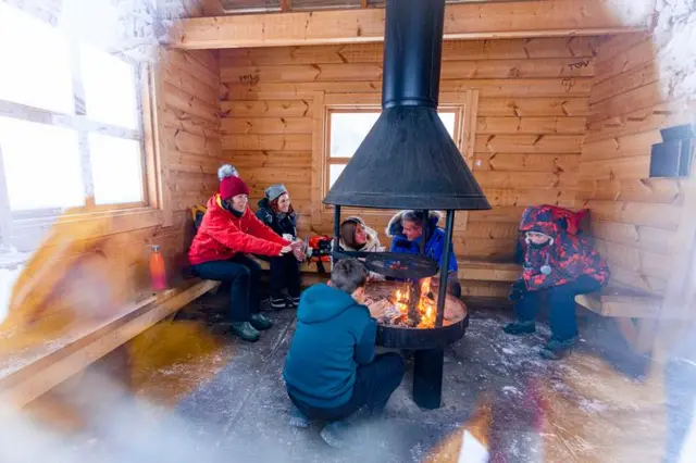 ফিনল্যান্ডে ভীষণ ঠান্ডা পরলেও সেই অনুযায়ী পোশাক নির্বাচন করলে চলাফেরা সহজ হয়ে যায়।