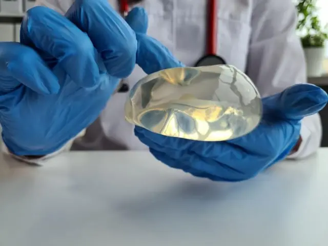 బ్రెస్ట్ ఇంప్లాంట్స్ 