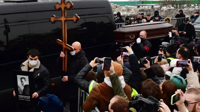 Thousands of people come to pay dia respects to Alexei Navalny