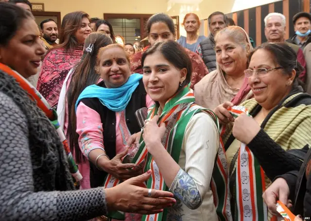 अपने पिता की ग़ैर-मौजूदगी में उनका काम आसान करतीं राबिया सिद्धू