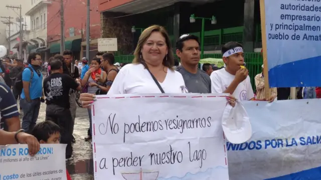 mulher com cartazarbety afiliados loginproteso