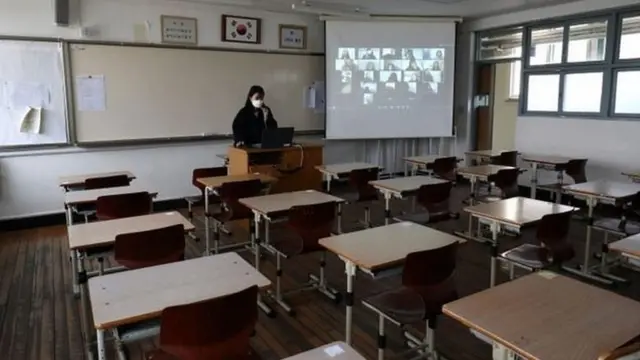 ऑनलाइन क्लास लेती एक शिक्षक