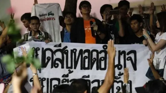 นักกิจกรรมที่เรียกตัวเองว่า "คนอยากเลือกตั้ง" เรียกร้องให้นักการเมืองร่วมการชุมนุมกับประชาชนเพื่อกดดันให้เกิดการเลือกตั้งภายในปี 2561 เมื่อวันที่ 10 ก.พ. ที่ผ่านมา