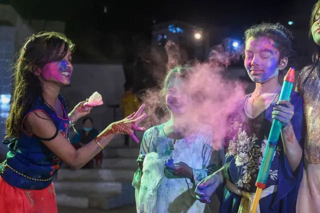 पाकिस्तान के कराची शहर में भी हिंदू समुदाय के लोगों ने होली खेली.