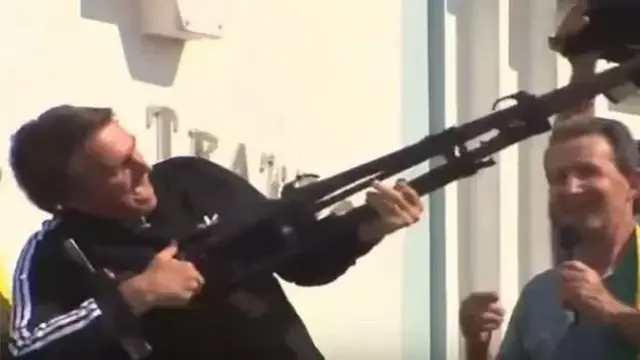 Bolsonaro com arma na mão