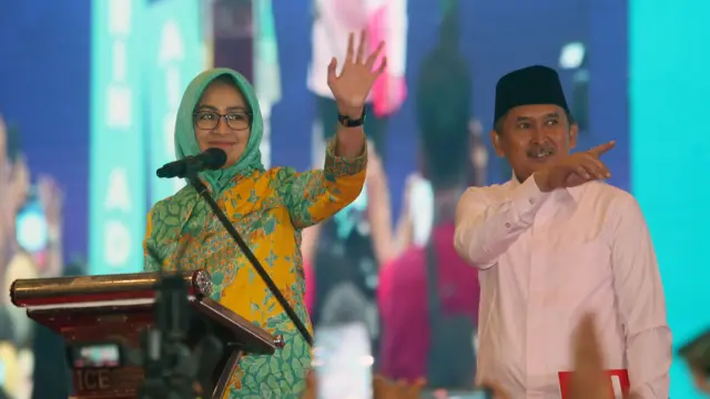 Bakal Calon Gubernur Banten Airin Rachmi Diany (kiri) didampingi bakal Calon Wakil Gubernur Ade Sumardi (kanan) memberikan pidato politiknya saat Deklarasi dan penyerahan surat keputusan (SK) dukungan Partai Demokrasi Indonesia Perjuangan (PDIP) di Indonesia Convention Exibition (ICE), Kabupaten Tangerang, Banten, Minggu (25/8/2024).
