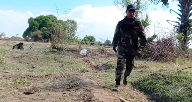 စစ်ဆင်ရေးဖော်ဆောင်နေတဲ့ PDF တပ်ဖွဲ့ဝင်တွေ