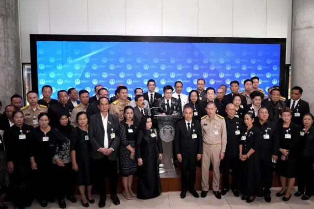 สว. นำโดย พิสิษฐ์ อภิวัฒนาพงศ์ โฆษกวิปวุฒิสภา แถลงประณาม ณัฐพงษ์ เรืองปัญญาวุฒิ เมื่อ 25 พ.ค. โดยระบุว่าหัวหน้าพรรค ปชน. ที่มีเจตนาทำลายวุฒิสภาด้วยการทำให้ประชาชนไม่เชื่อถือศรัทธาต่อองค์กรวุฒิสภา หลังระบุว่า สว. เป็นส่วนหนึ่งของ “ระบอบสีน้ำเงิน”