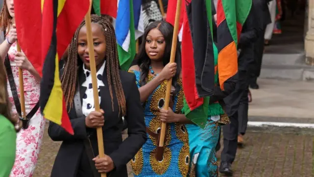 Aba bari bafashe amabendera y'ibihugu vyabo biri muri Commonwealth mu birori vyo ku musi wahariwe Commonwealth mu kibanza ca Westminster Abbey ku wa 14 Ntwarante (3) 2022, i Londres mu Bwongereza 