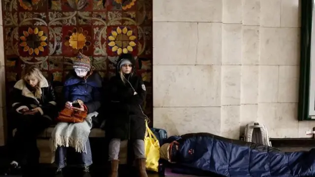 কিয়েভের বাসিন্দা তাদের সামাজিক যোগাযোগ মাধ্যমে মেট্রো স্টেশনে আশ্রয় নেওয়ার ছবি প্রকাশ করছেন