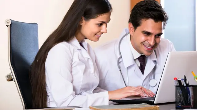 Задавать множество вопросов и просить совета - это правильное начало работы на новом месте, считает Уомак