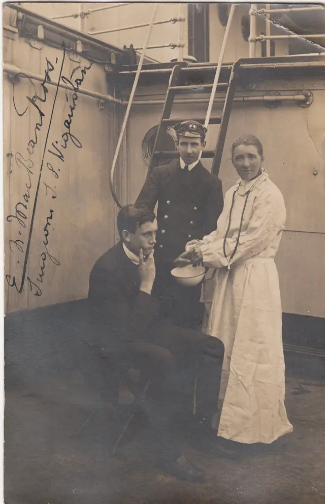 Fotografija Ros na brodu tokom u provratku za Britaniju pošto je radila kao lekarka u Persiji više od pet godina