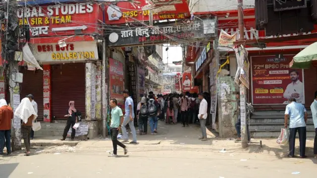ज्ञान बिन्दु कोचिंग छात्रों के बीच दारोग़ा फ़ैक्ट्री के तौर पर मशहूर है