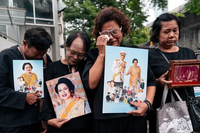 ထိုင်းမိဘုရားကြီး သီရိခေတ်ဓာတ်ပုံကို ပွေ့ပိုက်ကာ ငိုကြွေးနေကြသူ ၄ ဦး 