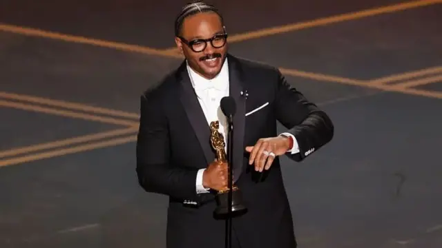 सर्वोत्कृष्ट मूळ पटकथेसाठी रायन कुगलर यांना 'सिनर्स'साठी मिळाला आहे.