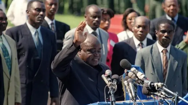 Joseph Kabila est arrivé au pouvoir après l'assassinat de son père, Laurent-Désiré Kabila, rebelle devenu chef d'État par la force des armes en chassant le dictateur Mobutu Sese Seko en mai 1997.