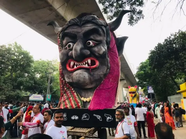 র‍্যালির একেবারে সামনের দিকে ছিল 'ফ্যাসিবাদের মুখাকৃতি' নামের এই প্রতিকৃতি