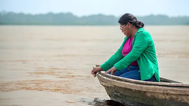 Mari Luz pescando con un anzuelo en el río Marañón