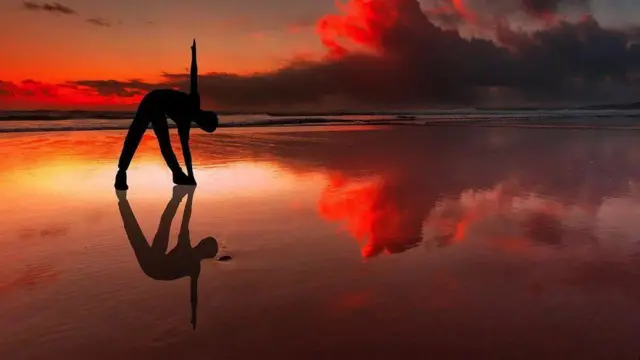 Чоловік робить вправи