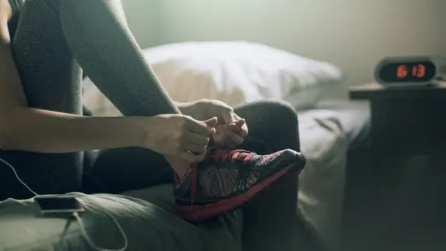 atándose las zapatillas por las mañanas