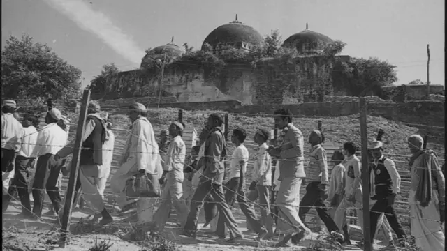 ওই বিতর্কিত কাঠামোটিকে ঘিরে হিন্দু তীর্থযাত্রীদের পরিক্রমা