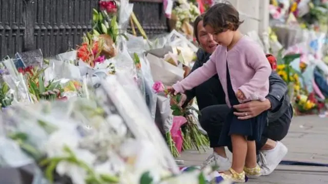 dete ostavlja cveće