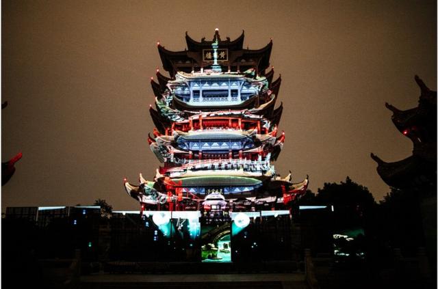 武汉黄鹤楼在十一假期期间举办灯光秀和夜游黄鹤楼活动。