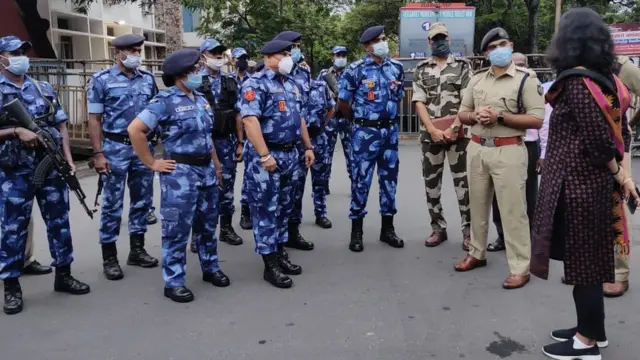 ஆளுநர் கிரண்பேடிக்கு எதிராக போராட்டம்: சாலையில் படுத்துறங்கிய புதுச்சேரி முதல்வர்