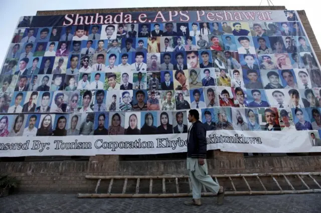 पाकिस्तान में पेशावर के एक स्कूल पर दिसंबर 2014 में हुए हमले में 150 से ज़्यादा लोग मारे गए थे.