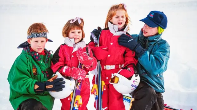Suas Altezas Reais o Príncipe Harry, a Princesa Beatrice, o Príncipe William e a Princesa Eugenie em férias de esqui em Klosters, Suíça, em 4 de janeiro de 1995.