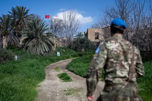 Birleşmiş Milletler Kıbrıs Barış Gücü 17 Şubat 2026'da bölünmüş başkent Lefkoşa'daki tampon bölgede devriye geziyor.