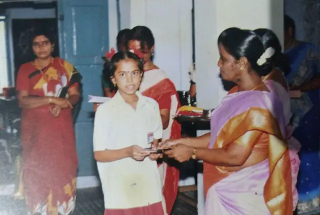சிவகாசியில் அரசுப் பள்ளி மாணவியிடம் அமைச்சர் கீர்த்தனா ஆங்கிலத்தில் உரையாற்றியது சர்ச்சையானதும், தானும் அரசு பள்ளியில் பயின்ற மாணவி என தனது எக்ஸ் தளத்தில் பதிவிட்டார்.
