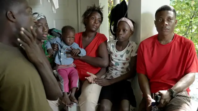 Negosijant (sredina) sada živi sa porodicom u kampu za interno raseljene