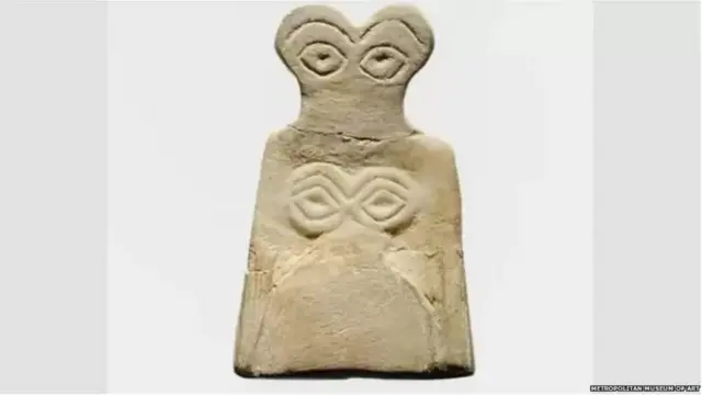 జిప్సం అలబాస్టర్‌తో తయారు చేసిన కన్ను చిహ్నంతో కూడిన విగ్రహాలను తల్ బరాక్ తవ్వకాల్లో కనుగొన్నారు