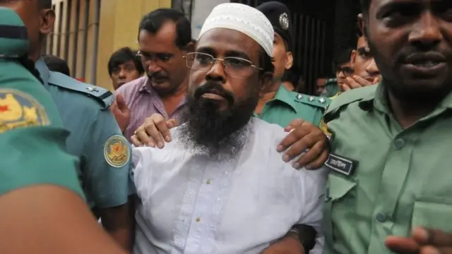 Mufti Abdul Hannan oo dhexda ka muuqda ayaa dil lagu xukumay 2008dii