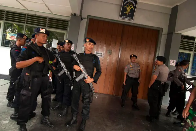 Anggota Brimob sedang berjaga di Lapas Cebongan, Sleman, Yogyakarta pada 23 Maret 2013, pasca penyerbuan oleh anggota TNI.