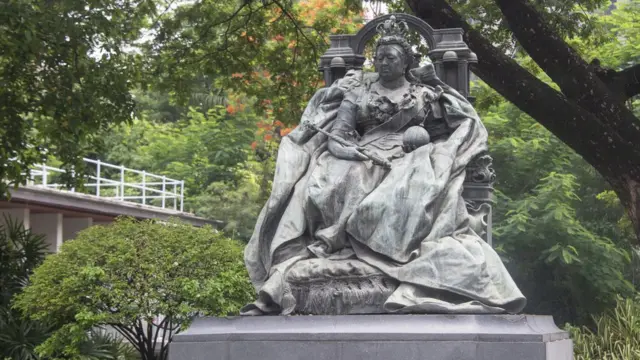 รูปปั้นสมเด็จพระราชินีนาถวิกตอเรียแห่งสหราชอาณาจักร ที่สร้างไว้ตั้งแต่ปี 2446