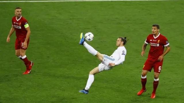 Gareth Bale conectado con la pelota