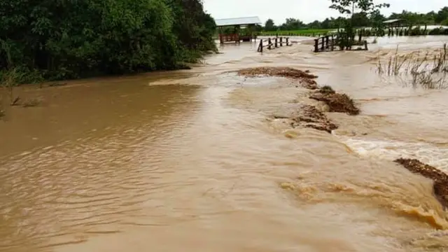 ဟုမ္မလင်း နောင်ပိုအောင် ကားလမ်းရေကျော်နေ