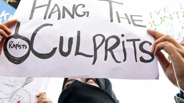 ধর্ষণের জন্য ফাঁসির দাবিতে কাশ্মীরে বিক্ষোভ মিছিল