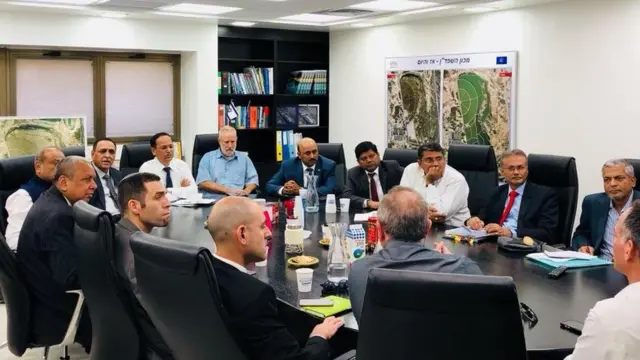 ઈઝરાયલમાં નિષ્ણાતો સાથે ચર્ચા કરી રહેલા વિજય રૂપાણી