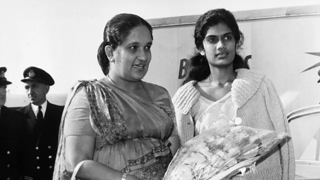 কন্যা চন্দ্রিকার সঙ্গে সিরিমাভো বন্দরানাইকা। চন্দ্রিকা কুমারাতুঙ্গাও পরে শ্রীলংকার প্রেসিডেন্ট নির্বাচিত হন।