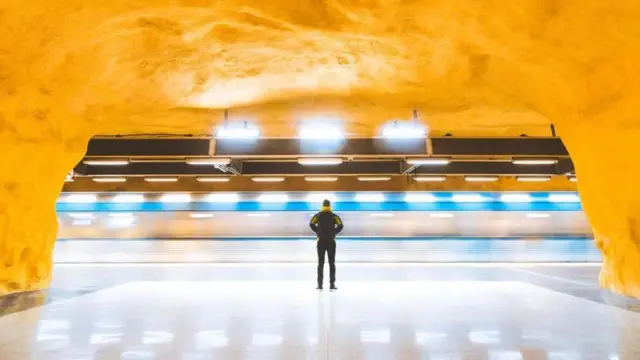 Un joven solo en Suecia.