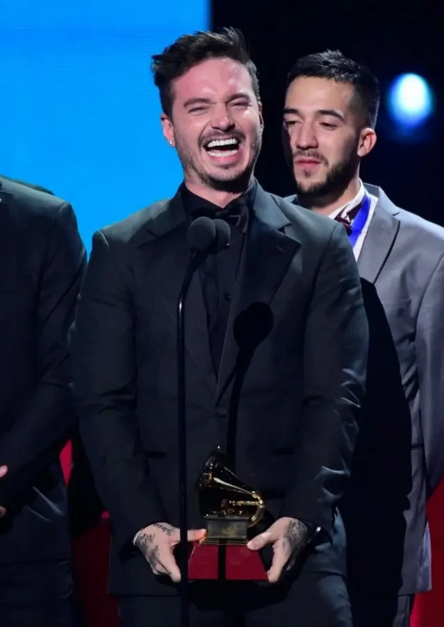 J Balvin recoge su premio Grammy Latino 2016 por su disco "Energía" como mejor álbum de música urbana.