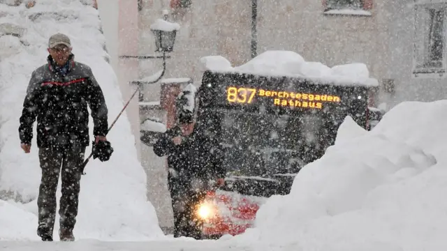 снег