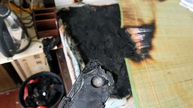 চীনে ২০১৩ সালে মোবাইল ফোন বিস্ফোরণে পুড়ে গেছে। তবে সেসময় ফোনটি চার্জে দেওয়া ছিল না বলে এর ব্যবহারকারী জানিয়েছেন।