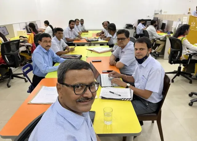 ભરત પારેખે તેમનો વ્યવસાય ચલાવવા માટે 30 થી વધુ કર્મચારીઓને રાખ્યા છે