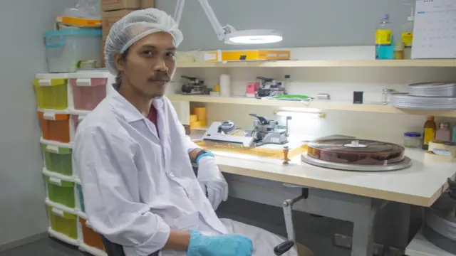 ประดิษฐ์ และเจ้าหน้าที่คนอื่น ๆ แต่งกายเหมือนแพทย์ "หมอซ่อมฟิล์ม"