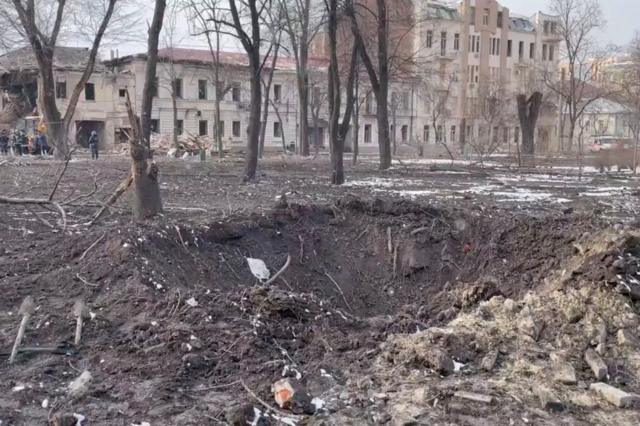 Воронка т взрыва в Харькове