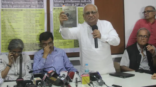 మీడియా సమావేశంలో మాజీ న్యాయమూర్తి బి.జి. కోల్సే-పాటిల్‌, ప్రకాశ్ అంబేడ్కర్ తదితరులు